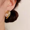 Pendientes de Perla Rodeada de Metal de Moda Elegantes con Aguja de Plata 925 para Mujer Pendientes de Diseño Simple Elegante de Nicho para Mujer