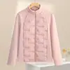 Jaqueta Esportiva de Algodão Patchwork Estilo Novo para Mulheres no Atacado, Forro Interno Quente, Gola Alta, Modelagem Slim, Leve, Casaco de Algodão à Prova de Vento para Uso Externo no Outono e Inverno