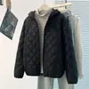 Jaqueta de Algodão Leve e Quente com Capuz Nova para Mulheres Casaco de Algodão Feminino Outono Inverno Curta Casual Solta Jaqueta Acolchoada de Algodão Feminina
