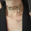 Colar Gargantilha Cruzada de Couro Preto Casual Estilo Punk Design de Nicho Doce e Cool para Mulheres Simples e Moderno