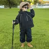 Jaqueta Masculina 2026 Novo Estilo Roupa de Primavera e Outono Infantil Corta-vento Três em Um Cardigã Preto Estiloso para Bebê