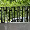 Cercado de aleación de aluminio con veta de madera hecho a medida para jardines exteriores de villas, diseñado para exportación