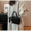 Bolso pequeño cuadrado de alta gama estilo coreano para mujer, nuevo bolso Boston tipo almohada vintage otoño 2026, bolso de hombro y bandolera