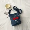 Primavera 2026 Nueva Serie de Cerezas Bordadas en Mezclilla Bolso Cruzado Ajustable Bolso Ins para Mujer Bolso de Hombro de Alto Valor