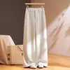 Pantalones de tiro alto y pierna ancha, suaves y fluidos, con un corte recto que favorece la figura, creando un efecto adelgazante, y perfectos para uso casual en otoño e invierno.