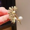 Broche de Flor de Concha de Zircón Chapado en Oro Real de 14K Estilo Lujo Ligero Perla de Imitación Nicho Moda de Gama Alta Exquisita Joyería de Pecho para Mujeres