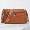 Bolsas Guangzhou 2026 Otoño Nuevo Moda Callejera Bolso de Hombro Individual para Mujer con Correa Ancha, Bolso Cuadrado Pequeño, Bolso Cruzado de Gran Capacidad