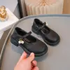Sapatos de couro para meninas, nova coleção de verão 2024, sapatos de princesa estilosos, estilo coreano, sola macia, sapatilhas antiderrapantes, sapatos de couro versáteis para crianças