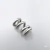 Accesorios para telar de chorro Tsudakoma Red Flag, que incluyen un pequeño bloque cuadrado de metal con un resorte en cada extremo, tornillos de 5M y un marco integral South Sea