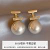 Brincos de pérolas retrô elegantes de dois desgastes femininos 2024 novos brincos de nicho de luxo de luz explosiva Brincos de celebridades da Internet de sentido avançado