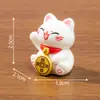 Miniatura fofa de gato da sorte segurando uma barra de ouro, acessório de decoração DIY, enfeite de mini carro