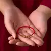 Pulseira de Madeira de Pessegueiro Antiga com Nó de Bambu de Nuvem Auspiciosa e Fio Vermelho para Homens e Mulheres, Pulseira Trançada Protetora para o Ano de Nascimento, Presente