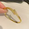 Pulsera Sencilla y Noble con Hebilla de Raya Retorcida Entrelazada de Circonita Pulsera Vintage Joyería de Mano para el Uso Diario