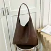 Bolso de mano tejido de lujo ligero de alta gama, nicho, para mujer, nuevo estilo 2026, moderno, popular de verano, para ir al trabajo, bolso de hombro único, tote