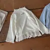 Top de manga larga estilo INS para bebé de primavera y otoño con texto de retazos y ribete de encaje en el dobladillo para niñas