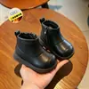 Botas de bebê, novos estilos de outono para meninas e meninos, sapatos infantis de sola macia, sapatos para os primeiros passos para bebês meninos de um ano, botinhas para meninas pequenas, botas de couro