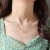 Collar de Acero de Titanio con Colgante de Lazo Exquisito Estilo Europeo y Americano para Mujer, Cadena Clavicular Versátil de Lujo Ligero, Accesorios Transfronterizos