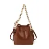 Bolsa de Mão com Corrente Simples Estilo Coreano Feminina 2025 Nova Bolsa de Ombro Tipo Balde Versátil Bolsa Transversal para o Dia a Dia