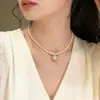 Elegante Collar de Perlas Camelia para Mujer, Cadena para Clavícula de Lujo Ligero Versátil de Gama Alta, Cadena para Suéter Apilable de Nicho, Accesorio de Ropa