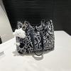 Atacado Nicho Grafite Bolsa Tote de Mão Bolsa Feminina 2025 Verão Novo Bolsa de Ombro de Grande Capacidade Celebridade da Internet Moderna Bolsa Axilar