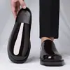 Mules de bico fechado em couro envernizado brilhante, mules em cor degradê, sapatos formais casuais da moda, mocassins de tamanho grande, sapatos masculinos