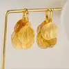 Aretes de Borla con Pétalos de Lentejuela Dorada para Mujer, Diseño Elegante y con Estilo, Clips para Orejas, Collares de Primavera y Verano, Sensación de Lujo Ligero y Gama Alta
