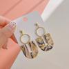 Aretes nuevos de cerámica suave geométrica con lámina de oro, moda de alto sentido del diseño, aretes para mujer, fabricantes de aretes al por mayor