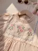 Coleção Outono 2026 Roupas Infantis Bordado Floral Francês Vestido para Meninas Gola Redonda Vestido em Camadas Manga Longa Vestido Princesa Infantil Algodão
