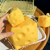 Nuevo juguete de queso exprimible realista de 7 cm-5 cm para aliviar el estrés transfronterizo, gadget para desahogarse, juguete para aliviar el estrés, venta al por mayor desde el fabricante