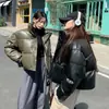 Foto real de jaqueta de algodão com couro PU estilo retrô americano para mulheres, novo casaco puffer curto fashion solto para o inverno de 2026, para figuras petites