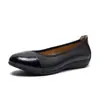 Fábrica de Dongguan Personalizado Nuevo Hecho a Mano Zapatos de Mujer Tallas 41-43 Capa Superior Piel de Vaca Suave Suela Suave Talla Grande Zapatos de Madre Transfronterizo