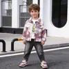 Conjunto de Roupa para Meninos Primavera e Outono 2026 Novo Conjunto Elegante de Camuflagem de Três Peças para Crianças, Jaqueta Casual Moderna para Bebês na Primavera e Outono