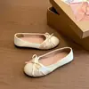 Zapatos planos Mary Jane de satén, estilo delicado, para mujer, nuevo modelo de verano 2026, cómodos para los pies, adecuados para combinar con faldas, zapatillas de ballet