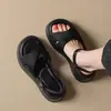 Sandálias de Verão 2026 Novo Estilo com Solado Grosso para Mulheres, Estilo Fada Aumenta Altura Bico Aberto Preto Tira Única Romana Sapatos de Praia