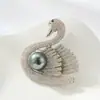 Broche de Cisne de Lujo y Gama Alta Hecho de Aleación de Cobre con Circonita Microincrustada y Perlas Grises, Accesorio de Moda Elegante para Ropa de Mujer