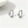 Aretes de trébol de cuatro hojas totalmente pavonados en plata de ley S925, un diseño de nicho con un toque de lujo y sofisticación, perfectos para mujeres que aprecian aretes únicos y elegantes