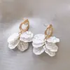 Brincos de Pétalas Rachadas Moda Coreana Agulha de Prata Brincos de Flor de Design Elegante de Nicho Brincos de Luxo Acessível para Mulheres