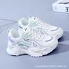 Tênis robustos para mulheres 2023 novos sapatos populares de verão versáteis com sola grossa esportivos casuais sapatos brancos para estudantes primavera e outono