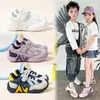 Tenis de malla con diseño perforado para niños, zapatos de primavera y verano para niños y niñas, zapatillas de entrenamiento alemanas, zapatos casuales para bebé, zapatos funcionales, tenis de moda para niñas
