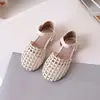 Sandalias para niña verano 2025 nueva moda punta cerrada suela blanda zapatos individuales zapatos de bebé niña pequeña zapatos de princesa retro