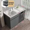 Gabinete de lavandería para balcón de aluminio tipo panal con lavadora integrada, incluyendo una tabla de lavar y un fregadero de piedra de cuarzo artificial con una barrera de agua