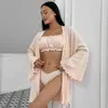 Conjunto de Tres Piezas de Bata, Ropa Interior y Shorts para Comercio Exterior Transfronterizo, Estilo Europeo y Americano, Nuevo Tejido de Punto para Pijama Primavera 2025, Ropa de Casa para Mujer