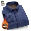 Popular Camisa Masculina Quente de Inverno com Veludo Engrossado de Manga Longa Xadrez Roupa Casual para Pais de Meia-Idade e Idosos