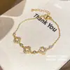 Pulsera geométrica de flor hueca con circonita, simple y ultrabrillante, sensación de lujo ligero y alta gama, joyería de mano de nicho de moda y exquisita para mujer