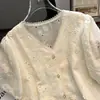 Camisa Feminina Curta Bordada com Renda, Decote V Vazado, Manga Curta, Estilo Delicado, Primavera 2026, Top Curto de Botão Único