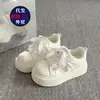 Tênis brancos de sola grossa de alto visual para mulheres, novo modelo de primavera 2026, sapatos versáteis de nicho da moda, mocassins