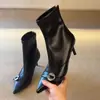 Botas finas de tacón alto de estilo británico de nicho, nuevas y de moda 2026 para mujer, con hebilla, punta fina, cremallera trasera elegante y diseño elástico