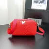 Bolsas Atacado para Comércio Transfronteiriço 2025 Novo Modelo Padrão Ondulado Bordado Decoração de Borboleta Bolsa Quadrada Pequena Larga