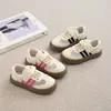 Zapatos de Malla para Niñas 2026 Nuevos Primavera Verano Zapatos Blancos para Niños Suela Suave Zapatos de Patinaje para Niñas Malla Simple Transpirables Zapatos de Moda