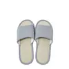 La fábrica puede personalizar zapatillas desechables de lino de alta gama para venta al por mayor, adecuadas para hoteles, casas de huéspedes y salones de belleza, con suelas antideslizantes y engrosadas, y disponibles en tallas para hombre.